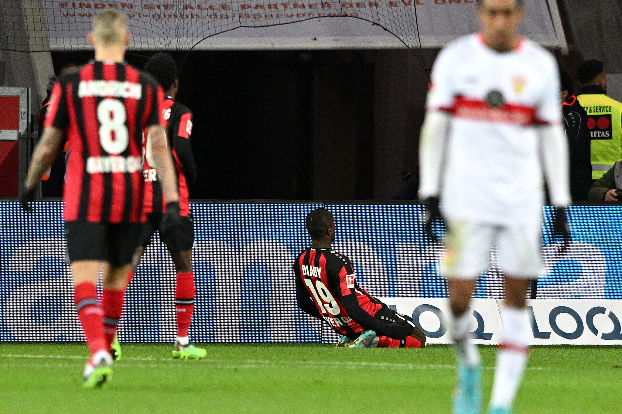 Leverkusens Moussa Diaby (hinten) jubelt nach seinem Tor zum 1:0.
