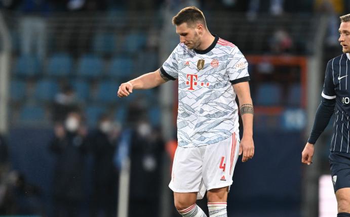 Der FC Bayern München um Niklas Süle (l) blamierte sich in Bochum.