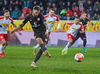 Guido Burgstaller von St. Pauli trifft mit einem Elfmeter zum 0:2 gegen Regensburg. Guido Burgstaller von St. Pauli trifft mit einem Elfmeter zum 0:2 gegen Regensburg.