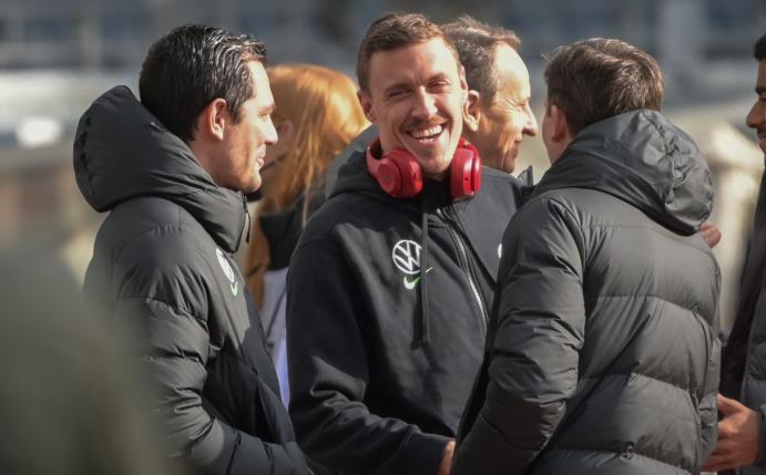 Max Kruse (M) spielt jetzt wieder für den VfL Wolfsburg.