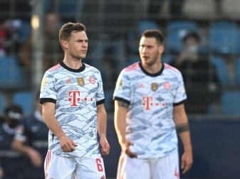 Münchens Joshua Kimmich (l) und Niklas Süle stehen enttäuscht auf dem Platz.