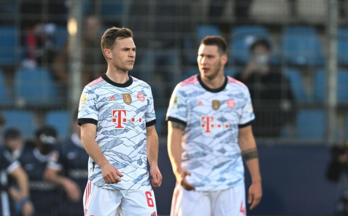 Joshua Kimmich (l) war nach der Niederlage des FC Bayern richtig sauer.