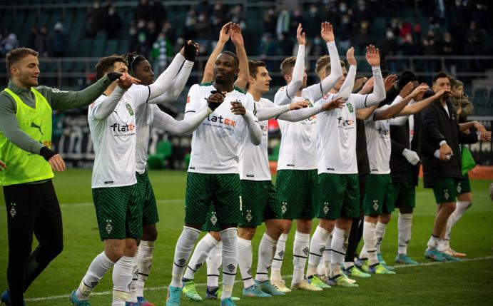 Nach dem Heimsieg gegen den FC Augsburg können die Gladbacher Spieler befreit mit den Fans feiern.