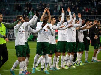 Nach dem Heimsieg gegen den FC Augsburg können die Gladbacher Spieler befreit mit den Fans feiern. Nach dem Heimsieg gegen den FC Augsburg können die Gladbacher Spieler befreit mit den Fans feiern.