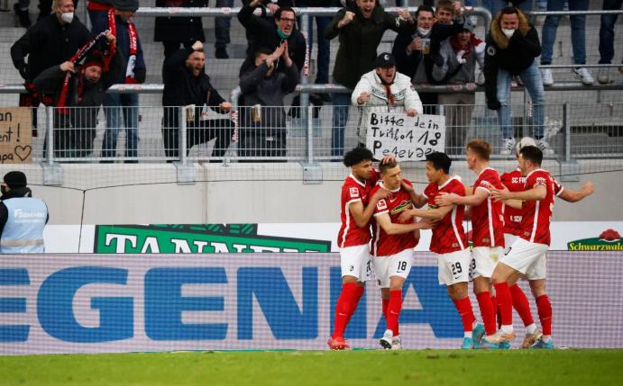 Die Spieler des SC Freiburg bejubeln das Tor von Nils Petersen (2.v.l.).