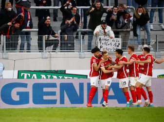 Die Spieler des SC Freiburg bejubeln das Tor von Nils Petersen (2.v.l.). Die Spieler des SC Freiburg bejubeln das Tor von Nils Petersen (2.v.l.).