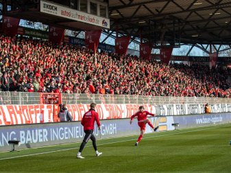 Fans von Union Berlin haben mit einem Banner ihre Ablehnung von Bundesliga-Playoffs gezeigt. Fans von Union Berlin haben mit einem Banner ihre Ablehnung von Bundesliga-Playoffs gezeigt.