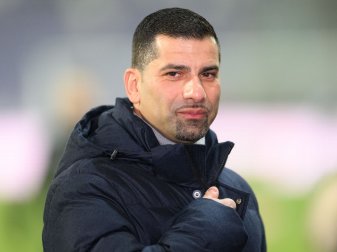 Schalkes Trainer Dimitrios Grammozis kritisierte sein Team nach der Niederlage gegen Düsseldorf. Schalkes Trainer Dimitrios Grammozis kritisierte sein Team nach der Niederlage gegen Düsseldorf.
