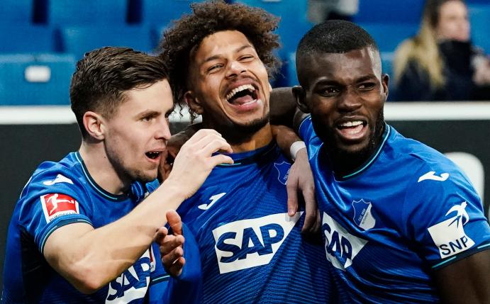 Torschütze Georginio Rutter (M) freut sich mit Christoph Baumgartner (l) und Ihlas Bebou über das Tor zum 2:0.