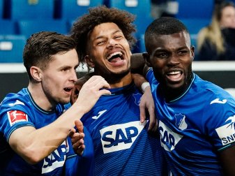 Torschütze Georginio Rutter (M) freut sich mit Christoph Baumgartner (l) und Ihlas Bebou über das Tor zum 2:0. Torschütze Georginio Rutter (M) freut sich mit Christoph Baumgartner (l) und Ihlas Bebou über das Tor zum 2:0.