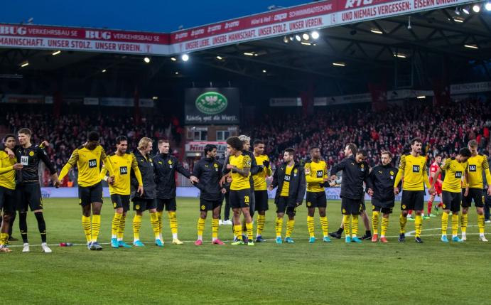 Das Team von Borussia Dortmund bedankt sich nach dem Sieg bei den Zuschauern.