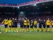 Das Team von Borussia Dortmund bedankt sich nach dem Sieg bei den Zuschauern.