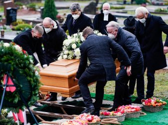 Beerdigung von Fußball-Idol Horst Eckel: Der Gemeinderat der Verbandsgemeinde Bruchmühlbach-Miesau beschließt, dass Eckel nun doch ein Ehrengrab bekommt. Beerdigung von Fußball-Idol Horst Eckel: Der Gemeinderat der Verbandsgemeinde Bruchmühlbach-Miesau beschließt, dass Eckel nun doch ein Ehrengrab bekommt.