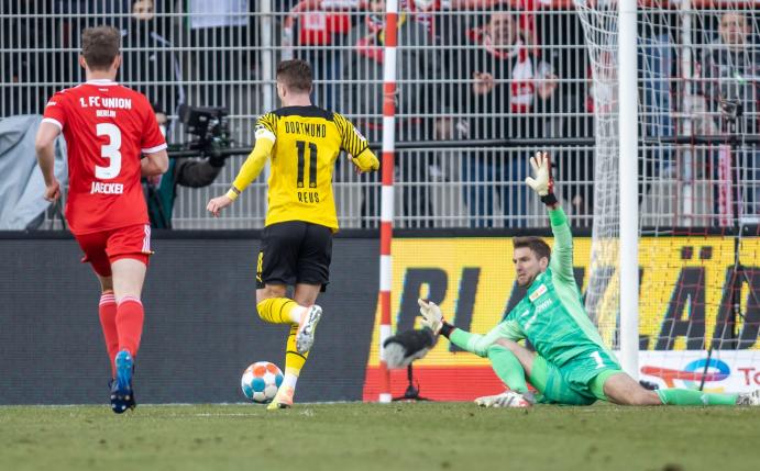 BVB-Kapitän Marco Reus (M) fordert mehr Konstanz und Stabilität in den Leistungen seines Teams bekommen.