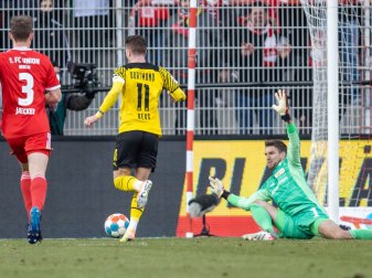 BVB-Kapitän Marco Reus (M) fordert mehr Konstanz und Stabilität in den Leistungen seines Teams bekommen. BVB-Kapitän Marco Reus (M) fordert mehr Konstanz und Stabilität in den Leistungen seines Teams bekommen.
