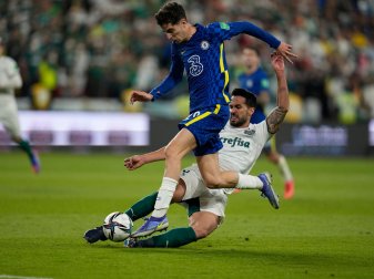 Kai Havertz (vorne) von Chelsea kämpft im Finale der Club-WM gegen Luan von Palmeiras um den Ball. Kai Havertz (vorne) von Chelsea kämpft im Finale der Club-WM gegen Luan von Palmeiras um den Ball.