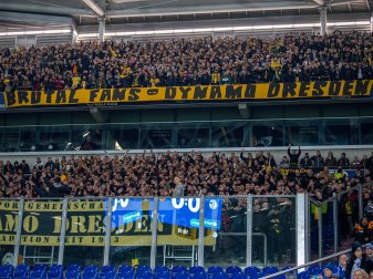 Die Fans von Dynamo Dresden griffen nach DFB-Angaben beim Spiel gegen Schalke 04 im vergangenen Oktober Ordner an. Die Fans von Dynamo Dresden griffen nach DFB-Angaben beim Spiel gegen Schalke 04 im vergangenen Oktober Ordner an.