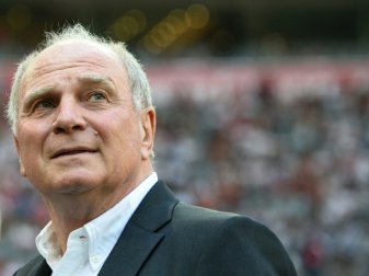 Uli Hoeneß missfällt Schmusekurs im Bayern-Team Uli Hoeneß missfällt Schmusekurs im Bayern-Team