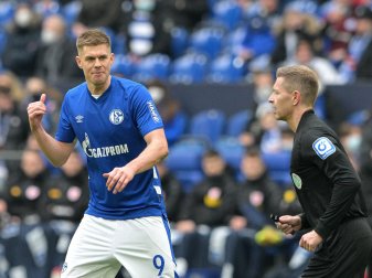 Der Stürmer des Fußball-Zweitligisten FC Schalke 04 möchte auch kommende Saison für die Knappen auflaufen. Der Stürmer des Fußball-Zweitligisten FC Schalke 04 möchte auch kommende Saison für die Knappen auflaufen.