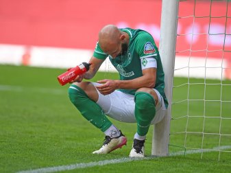 Werder-Kapitän Ömer Toprak lehnt hockend am Torpfosten. Werder-Kapitän Ömer Toprak lehnt hockend am Torpfosten.