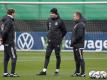 Trainer Hansi Flick (r) unterhält sich mit den Co-Trainern Marcus Sorg (l) und Danny Röhl.