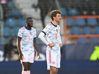 Münchens Thomas Müller (r) setzt gegen RB Salzburg auf eine Reaktion nach der Niederlage in Bochum.