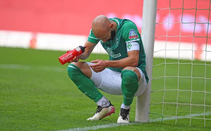 Hat einen Schlag aufs Knie bekommen: Werder-Kapitän Ömer Toprak.