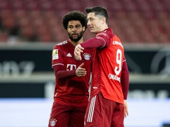 Sollen in einem anonymen Schreiben neben Manuel Neuer bedroht worden sein: Die Bayern-Spieler Serge Gnabry (l) und Robert Lewandowski.