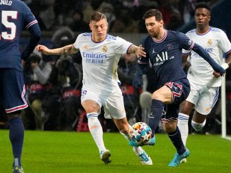 Lionel Messi (2.v.r) von PSG wird von Real Madrids Toni Kroos bedrängt. Lionel Messi (2.v.r) von PSG wird von Real Madrids Toni Kroos bedrängt.