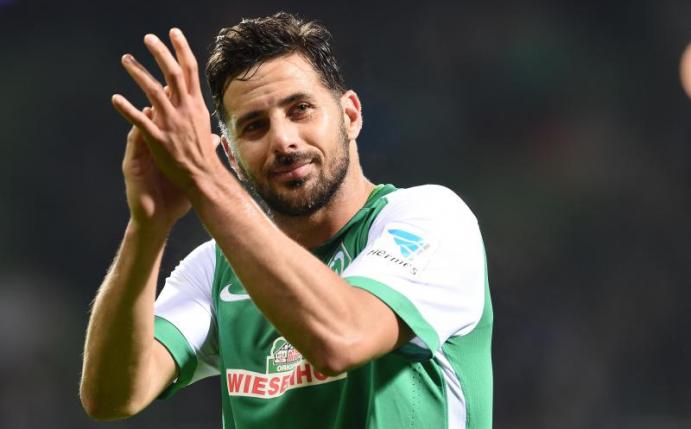 Claudio Pizarro will sich mit Werder Bremen im Pokal-Halbfinale gegen Bayern München durchsetzen. Foto: Carmen Jaspersen