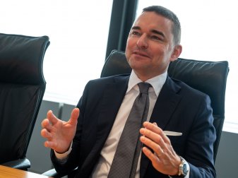 Lars Windhorst, Investor von Fußball-Bundesligist Hertha BSC, hat erstmals die Clubführung scharf kritisiert. Lars Windhorst, Investor von Fußball-Bundesligist Hertha BSC, hat erstmals die Clubführung scharf kritisiert.