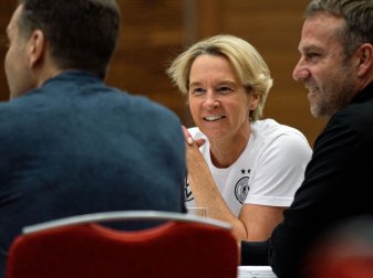 Das Team um Bundestrainerin Martina Voss-Tecklenburg wurde in Frankfurt von Oliver Bierhoff und Hansi Flick verabschiedet. Das Team um Bundestrainerin Martina Voss-Tecklenburg wurde in Frankfurt von Oliver Bierhoff und Hansi Flick verabschiedet.