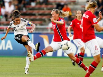 Wurde für das Vier-Nationen-Turnier der DFB-Frauen in England nachnominiert: Ramona Petzelberger in Aktion. Wurde für das Vier-Nationen-Turnier der DFB-Frauen in England nachnominiert: Ramona Petzelberger in Aktion.