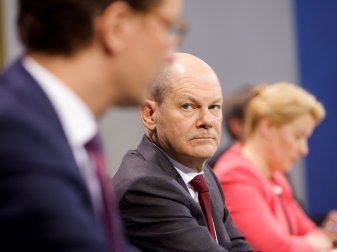 Pk nach der Ministerpräsidentenkonferenz: Bundeskanzler Olaf Scholz zwischen dem NRW-Ministerpräsidenten Hendrik Wüst und der Bürgermeisterin Berlins Franziska Giffey. Pk nach der Ministerpräsidentenkonferenz: Bundeskanzler Olaf Scholz zwischen dem NRW-Ministerpräsidenten Hendrik Wüst und der Bürgermeisterin Berlins Franziska Giffey.