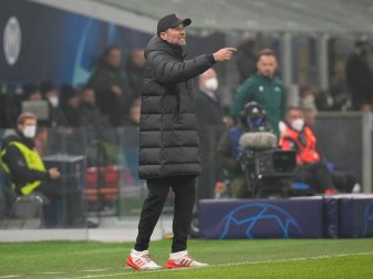 Jürgen Klopp, Trainer des FC Liverpool, coacht seine Spieler vom Spielfeldrand aus. Jürgen Klopp, Trainer des FC Liverpool, coacht seine Spieler vom Spielfeldrand aus.