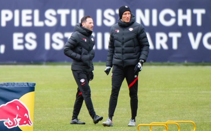 RB Leipzigs Trainer Domenico Tedesco (l) und Athletiktrainer Daniel Behlau beim Abschlusstraining.