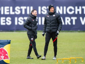 RB Leipzigs Trainer Domenico Tedesco (l) und Athletiktrainer Daniel Behlau beim Abschlusstraining. RB Leipzigs Trainer Domenico Tedesco (l) und Athletiktrainer Daniel Behlau beim Abschlusstraining.