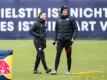 RB Leipzigs Trainer Domenico Tedesco (l) und Athletiktrainer Daniel Behlau beim Abschlusstraining.