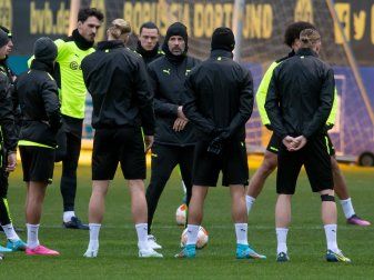 Dortmunds Trainer Marco Rose spricht beim Abschlusstraining mit seinen Spielern. Dortmunds Trainer Marco Rose spricht beim Abschlusstraining mit seinen Spielern.