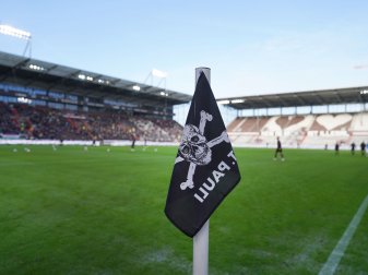 Blick auf eine Eckfahne mit Totenkopf-Logo im Millerntor-Stadion. Blick auf eine Eckfahne mit Totenkopf-Logo im Millerntor-Stadion.