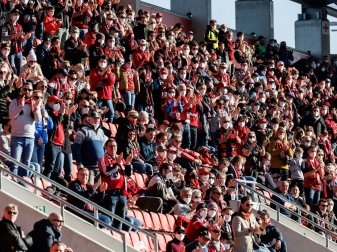 Die Fans von Ingolstadt feuern ihre Mannschaft an: Ab März dürfen die Stadionränge wieder bis zu 75 Prozent ausgelastet werden. Die Fans von Ingolstadt feuern ihre Mannschaft an: Ab März dürfen die Stadionränge wieder bis zu 75 Prozent ausgelastet werden.