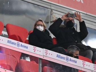 Die DFL-Geschäftsführerin und Sprecherin des DFL-Präsidiums, Donata Hopfen, sitzt während eines Bundesligaspiels auf der Ehrentribüne. Die DFL-Geschäftsführerin und Sprecherin des DFL-Präsidiums, Donata Hopfen, sitzt während eines Bundesligaspiels auf der Ehrentribüne.