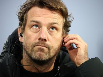 Der Augsburger Trainer Markus Weinzierl steht wegen eines positiven Corona-Tests gegen den SC Freiburg nicht an der Seitenlinie. Der Augsburger Trainer Markus Weinzierl steht wegen eines positiven Corona-Tests gegen den SC Freiburg nicht an der Seitenlinie.