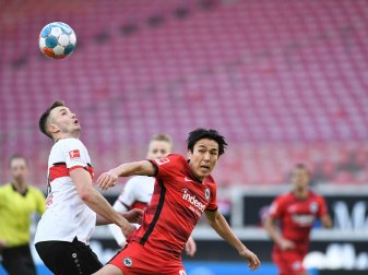 Frankfurts Makoto Hasebe (M) kämpft gegen Stuttgarts Sasa Kalajdzic um den Ball. Frankfurts Makoto Hasebe (M) kämpft gegen Stuttgarts Sasa Kalajdzic um den Ball.