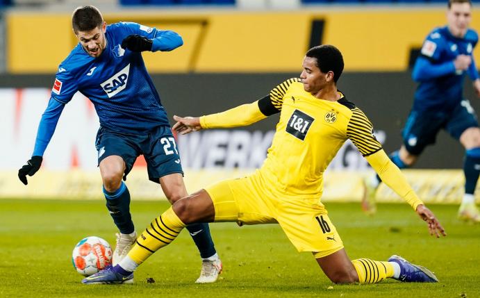 Nach einer kurzen Corona-Zwangspause soll Hoffenheims Andrej Kramaric (l) in Wolfsburg wieder auf dem Platz stehen.
