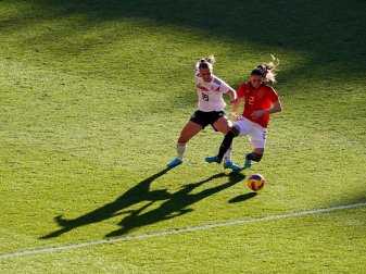 Klara Buhl (l) im Zweikampf mit der Spanierin Ona Batlle. Klara Buhl (l) im Zweikampf mit der Spanierin Ona Batlle.