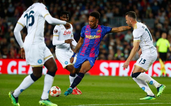 Pierre-Emerick Aubameyang (M.) vom FC Barcelona beim Torschuss.
