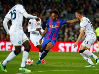 Pierre-Emerick Aubameyang (M.) vom FC Barcelona beim Torschuss. Pierre-Emerick Aubameyang (M.) vom FC Barcelona beim Torschuss.