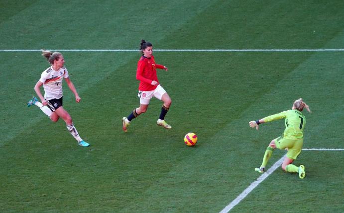 Zeigte gegen Spanien eine starke Leistung: DFB-Torhüterin Merle Frohms (r).