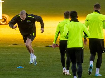 Borussia Dortmund wartet auf das Comeback von Erling Haaland (l). Borussia Dortmund wartet auf das Comeback von Erling Haaland (l).